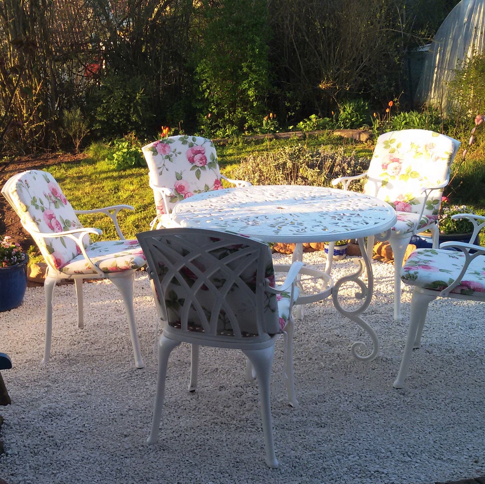 FLORA Tisch (4 Personen Set)