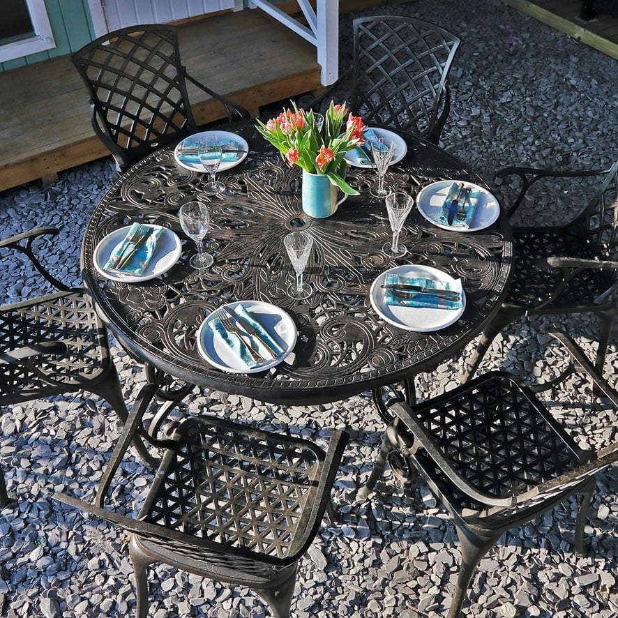 Joyce - Rundes 6 Personen Set: Gartentisch & Stühle in Antik Bronze