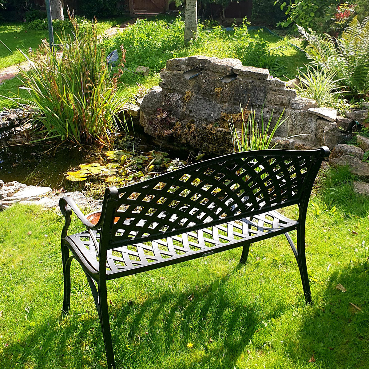 Puis-je mettre un banc de jardin sur de l’herbe ?