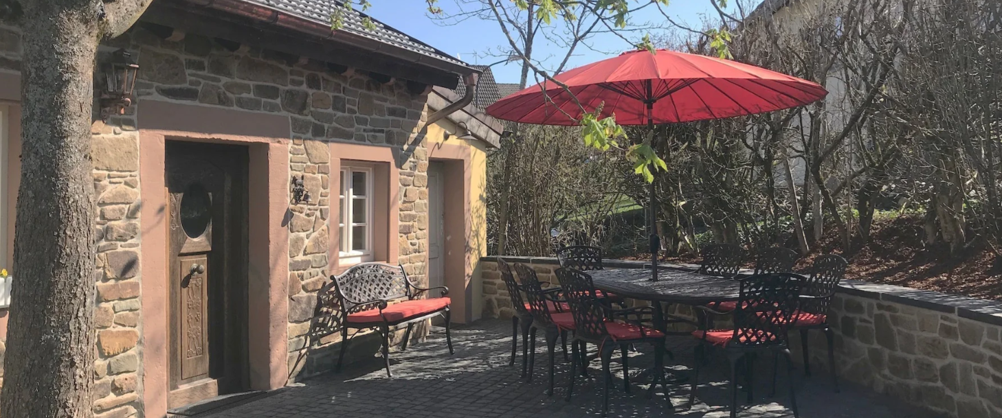 Sonnenschirm oder Schutzhülle: Was braucht mein Gartenmöbelset?