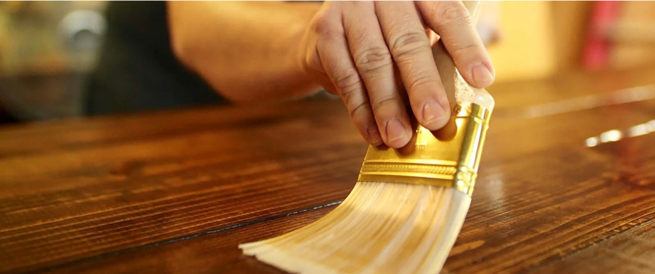 Soll man Holzgartenmöbel bei Hitze behandeln oder versiegeln?