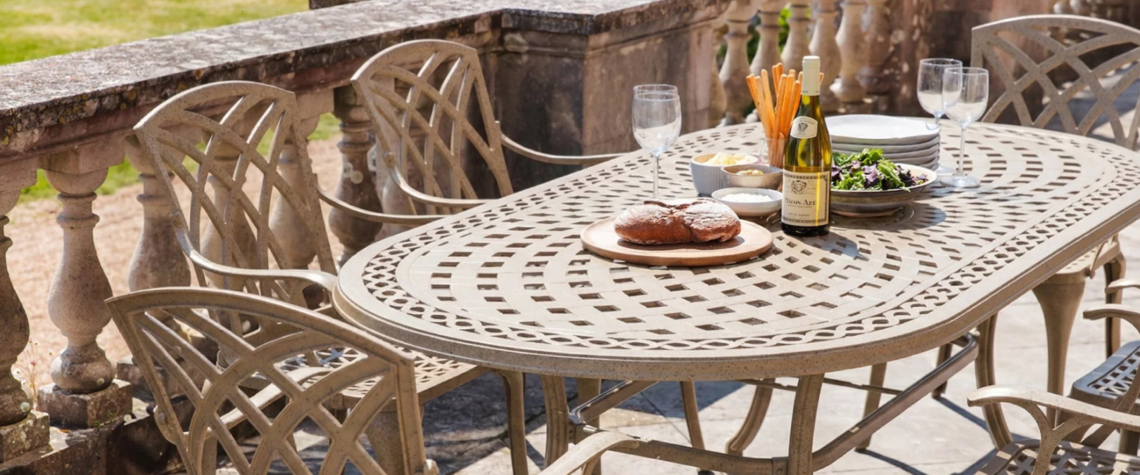 Warum Sandstein 2026 die Must-Have-Farbe für Ihr Terrassentischset ist