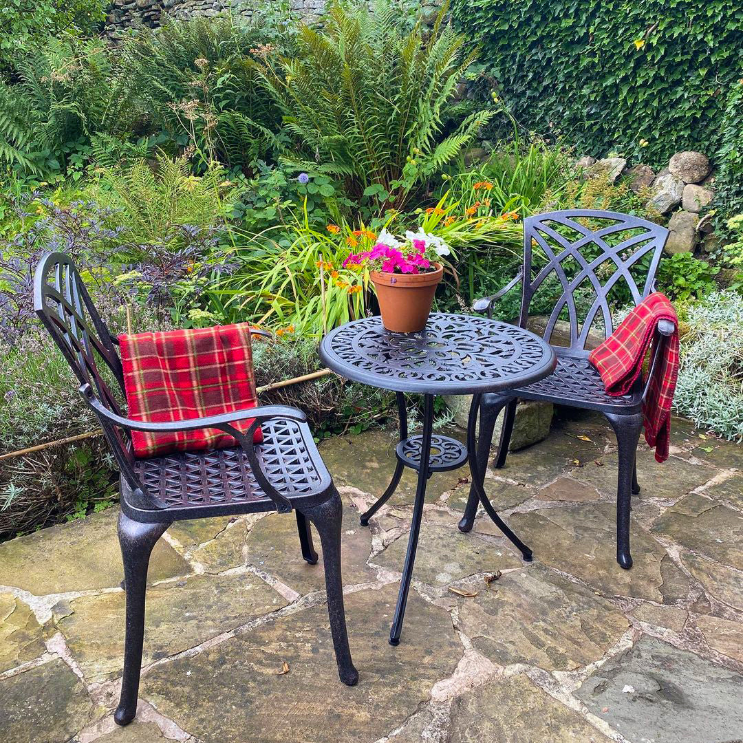 Est-il possible de laisser une table en aluminium dehors ?
