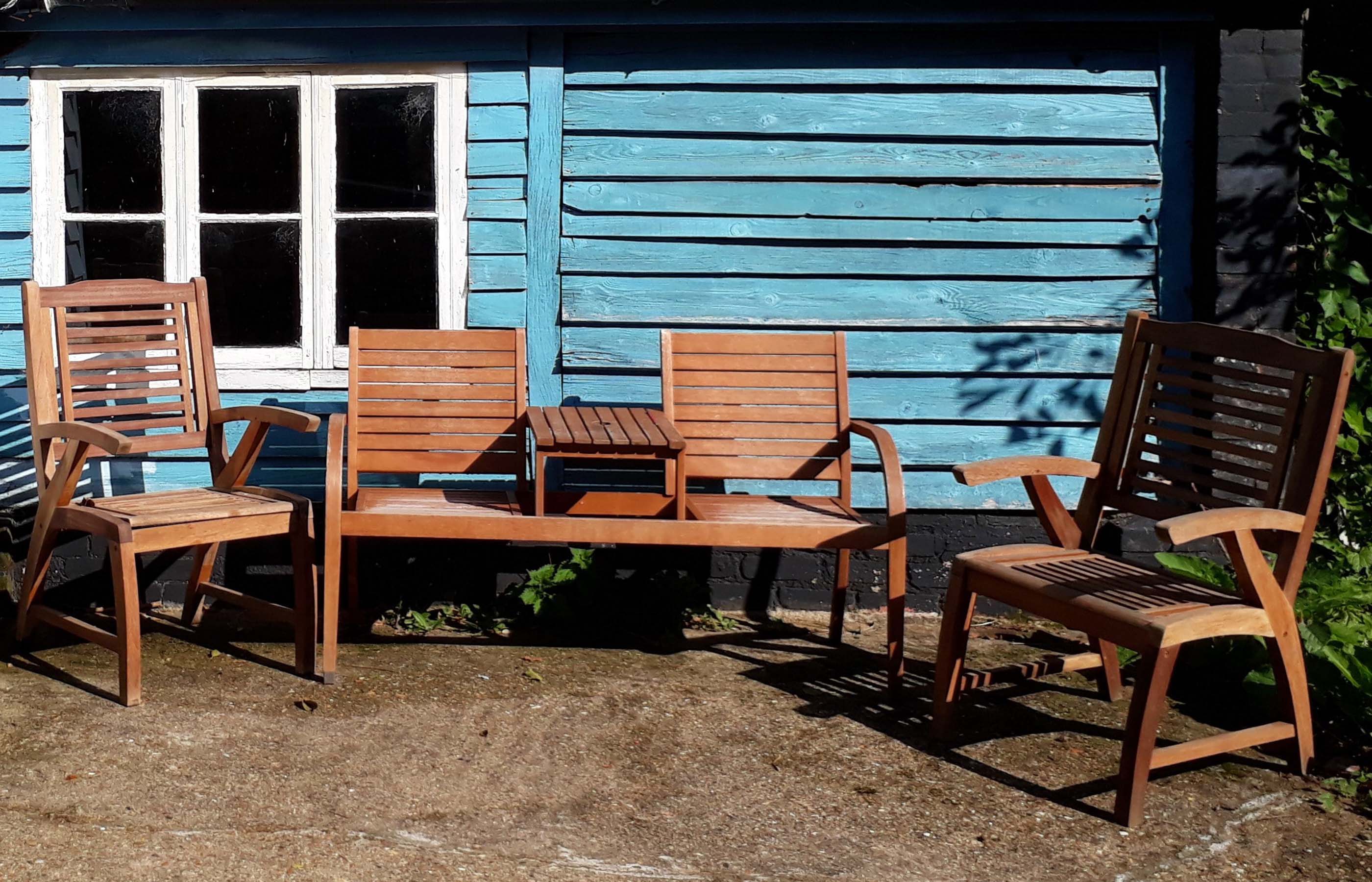So entfernen Sie Schimmel von Gartenmöbeln aus Holz