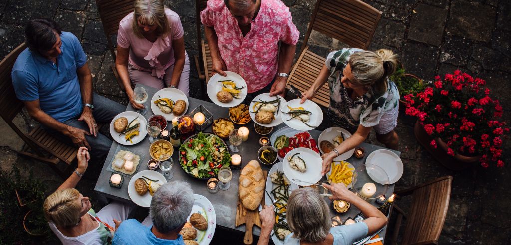 Die besten einfachen Gerichte, die Sie beim Essen im Garten servieren können
