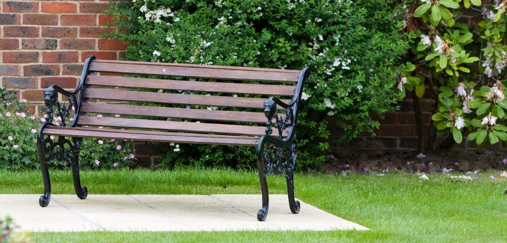 Wie verankert man eine Gartenbank im Boden? Tipps für stabilen Halt