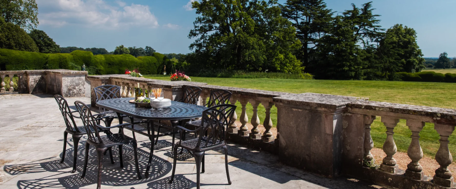 Kann ich Gartenmöbel den ganzen Tag lang in der Sonne stehen lassen?