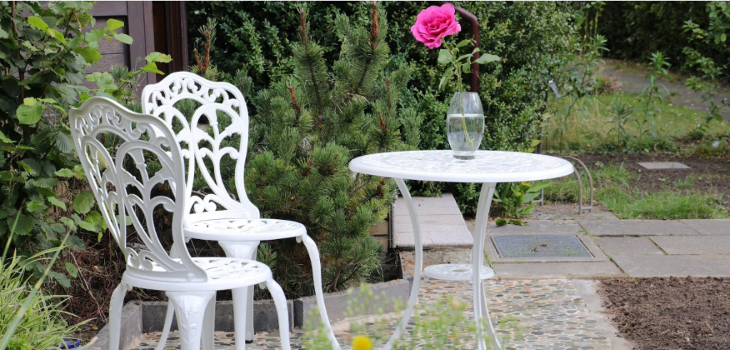 Gartenmöbel für kleine Gärten: Layout-Tipps, Bistrosets & 2-Sitzer