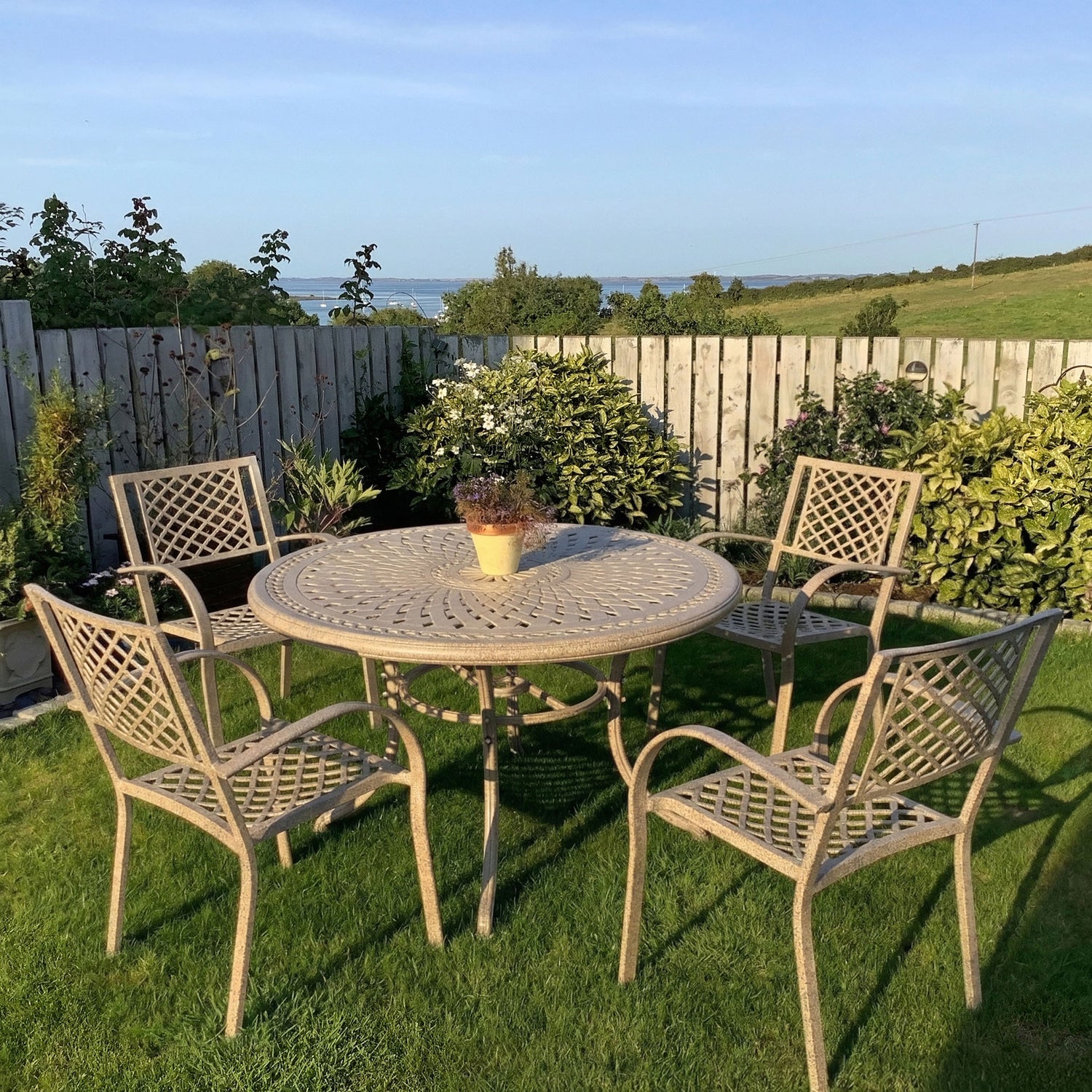 ALICE Tisch (4 Personen Set) Sandfarben