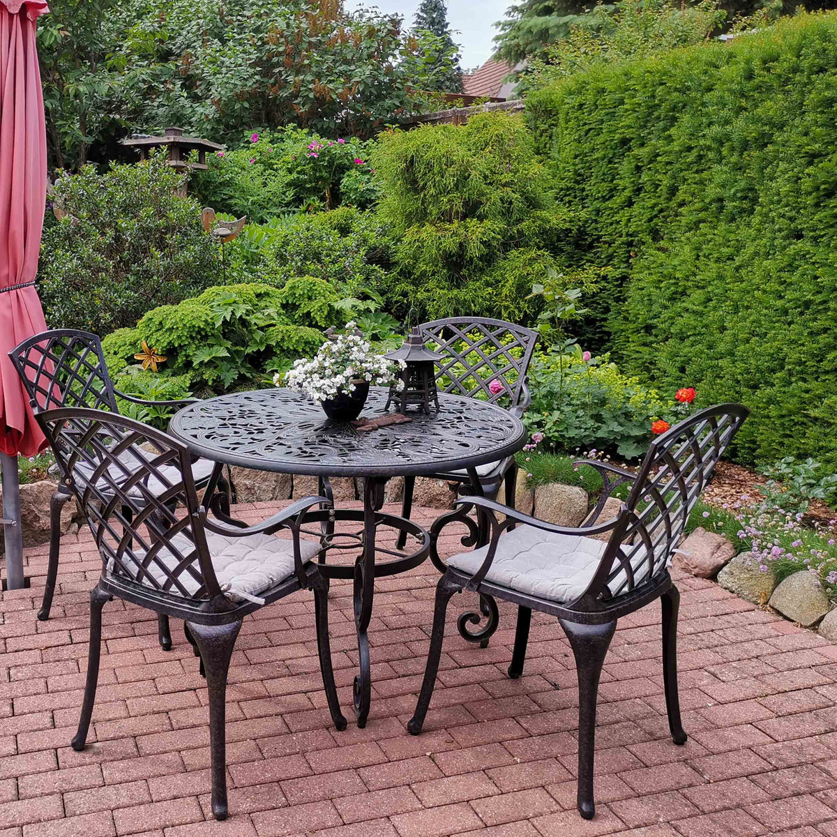 Flora Runder Gartentisch mit 4 Stühlen in Antik Bronze (103 cm)