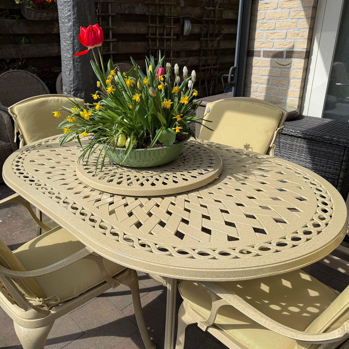 June: Ovales 4-Sitzer Terrassenset aus Aluminium in Sandfarben