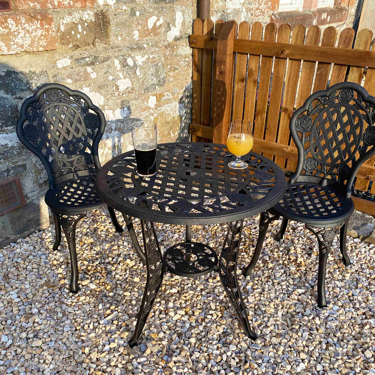 Bistro Set: 2-Sitzer Gartentisch & Stühle, Bronze