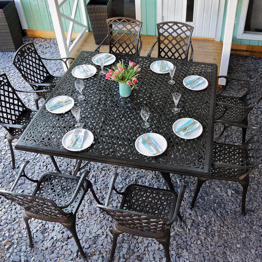 Quadratischer 8-Sitzer-Tisch für den Garten