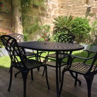 Vorschau: Customer photo of a June 4 seater with April chairs in a walled garden